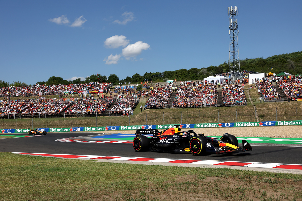 GP UNGHERIA, Max Verstappen (NLD) Red Bull Racing RB19.

23.07.2023. Formula 1 World Championship, Rd 12, Hungarian Grand Prix, Budapest, Hungary, Gara Day.

- www.xpbimages.com, EMail: requests@xpbimages.com © Copyright: Bearne / XPB Images