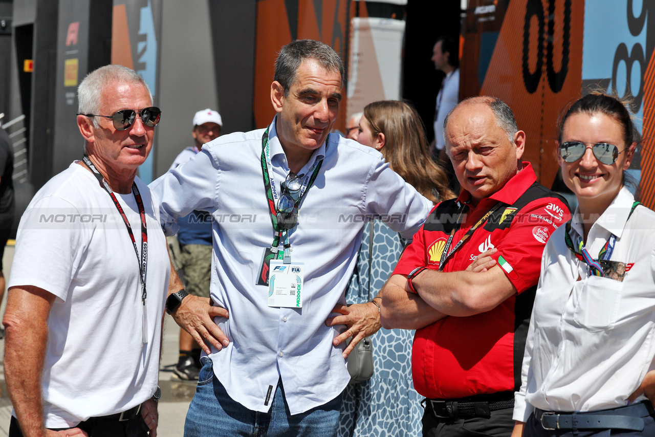 GP UNGHERIA, Mick Doohan (AUS) (Left) e Frederic Vasseur (FRA) Ferrari Team Principal (Second right).

23.07.2023. Formula 1 World Championship, Rd 12, Hungarian Grand Prix, Budapest, Hungary, Gara Day.

- www.xpbimages.com, EMail: requests@xpbimages.com © Copyright: Moy / XPB Images