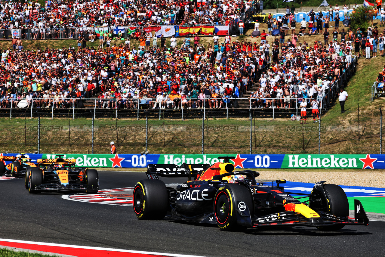 GP UNGHERIA, Max Verstappen (NLD) Red Bull Racing RB19.

23.07.2023. Formula 1 World Championship, Rd 12, Hungarian Grand Prix, Budapest, Hungary, Gara Day.

- www.xpbimages.com, EMail: requests@xpbimages.com © Copyright: Bearne / XPB Images