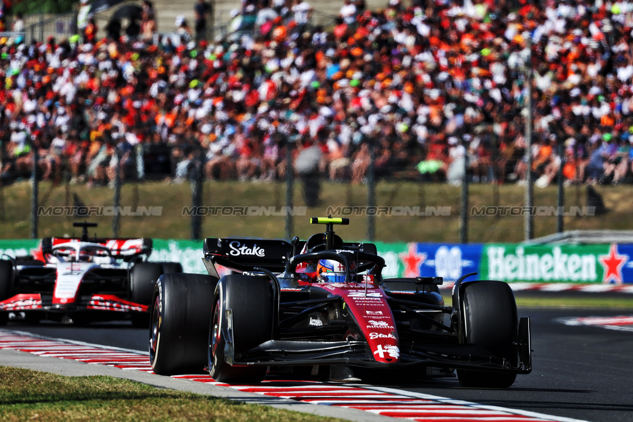 GP UNGHERIA, Zhou Guanyu (CHN) Alfa Romeo F1 Team C43.

23.07.2023. Formula 1 World Championship, Rd 12, Hungarian Grand Prix, Budapest, Hungary, Gara Day.

- www.xpbimages.com, EMail: requests@xpbimages.com © Copyright: Bearne / XPB Images