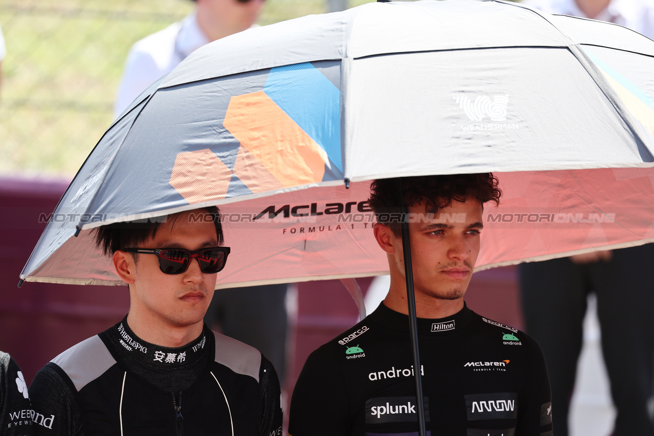 GP UNGHERIA, (L to R): Zhou Guanyu (CHN) Alfa Romeo F1 Team e Lando Norris (GBR) McLaren on the grid.

23.07.2023. Formula 1 World Championship, Rd 12, Hungarian Grand Prix, Budapest, Hungary, Gara Day.

- www.xpbimages.com, EMail: requests@xpbimages.com © Copyright: Moy / XPB Images