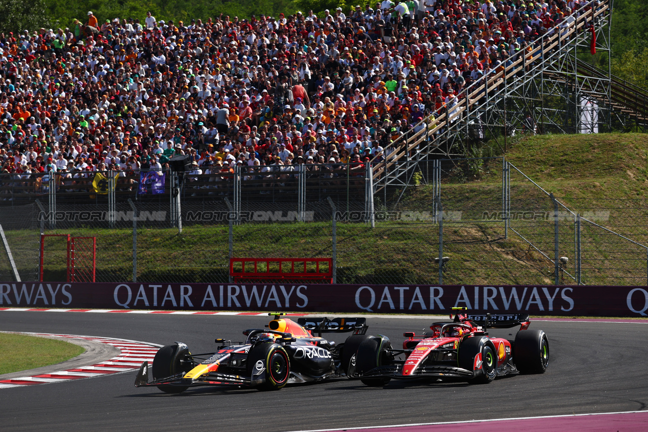 GP UNGHERIA, Sergio Perez (MEX) Red Bull Racing RB19 e Carlos Sainz Jr (ESP) Ferrari SF-23 battle for position.

23.07.2023. Formula 1 World Championship, Rd 12, Hungarian Grand Prix, Budapest, Hungary, Gara Day.

- www.xpbimages.com, EMail: requests@xpbimages.com © Copyright: Charniaux / XPB Images