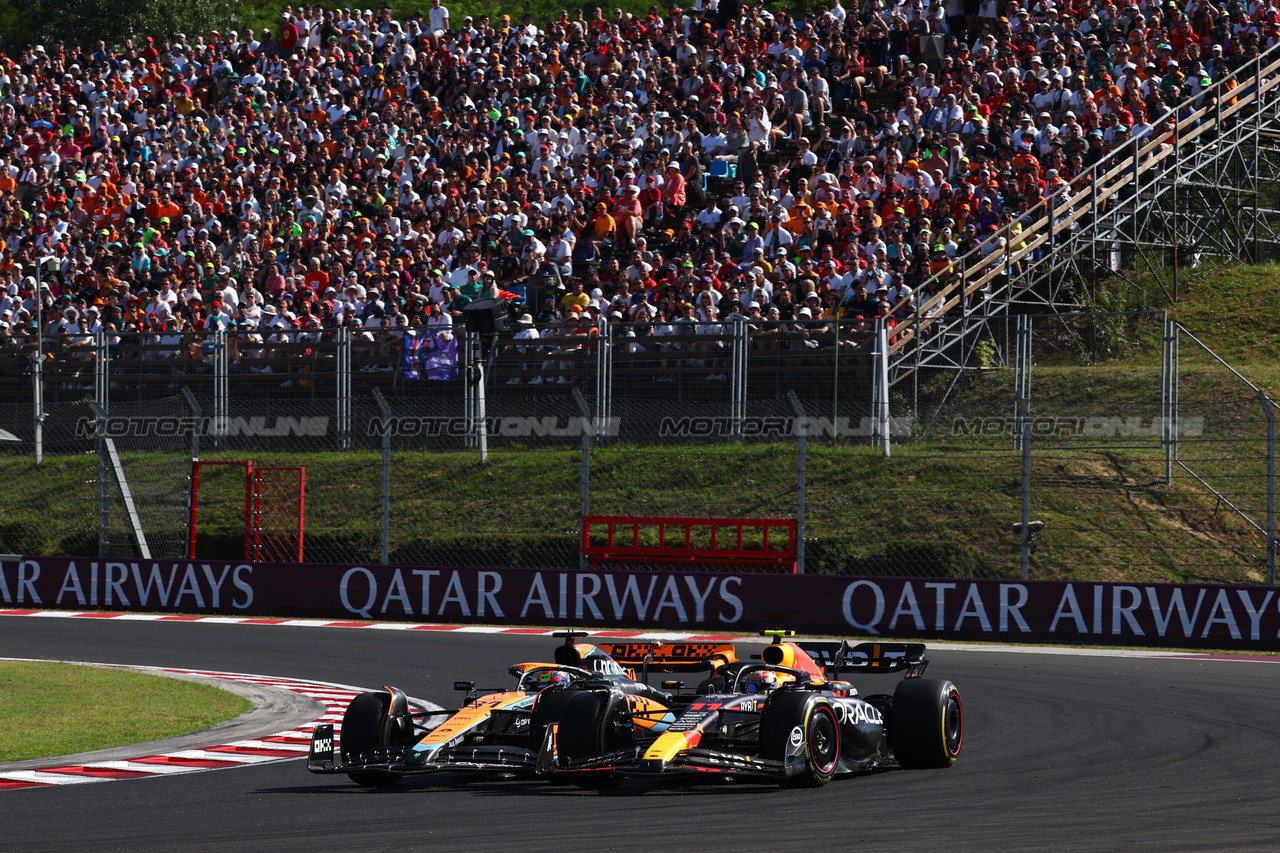 GP UNGHERIA, Sergio Perez (MEX) Red Bull Racing RB19 e Oscar Piastri (AUS) McLaren MCL60 battle for position.

23.07.2023. Formula 1 World Championship, Rd 12, Hungarian Grand Prix, Budapest, Hungary, Gara Day.

- www.xpbimages.com, EMail: requests@xpbimages.com © Copyright: Charniaux / XPB Images