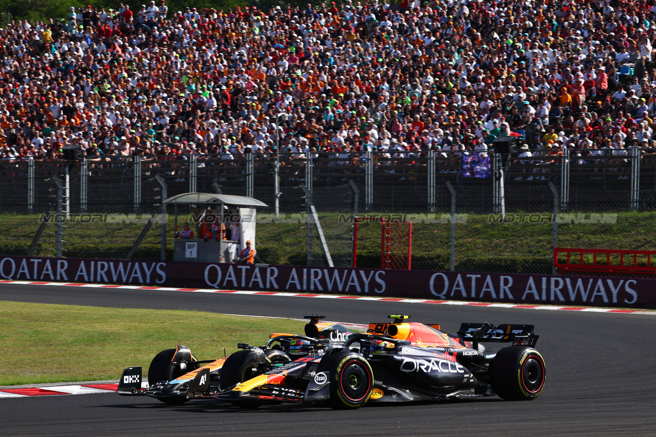 GP UNGHERIA, Sergio Perez (MEX) Red Bull Racing RB19 e Oscar Piastri (AUS) McLaren MCL60 battle for position.

23.07.2023. Formula 1 World Championship, Rd 12, Hungarian Grand Prix, Budapest, Hungary, Gara Day.

- www.xpbimages.com, EMail: requests@xpbimages.com © Copyright: Charniaux / XPB Images