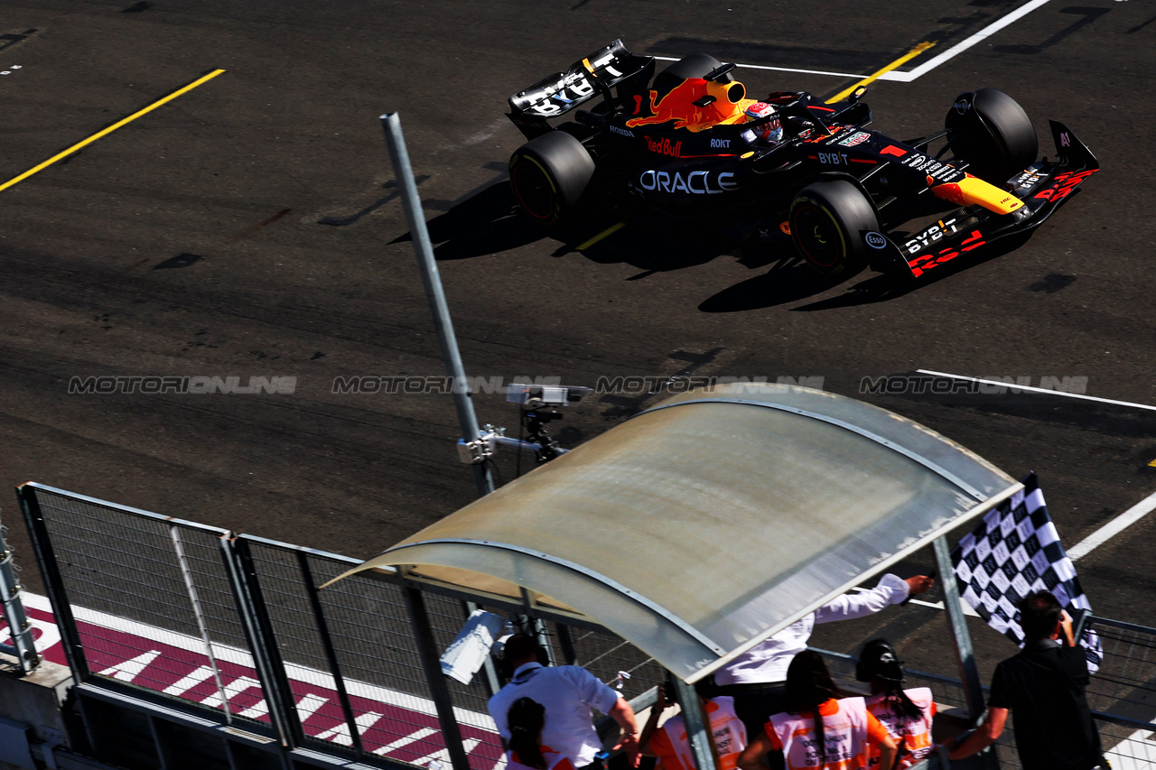 GP UNGHERIA, Gara winner Max Verstappen (NLD) Red Bull Racing RB19 takes the chequered flag at the end of the race.

23.07.2023. Formula 1 World Championship, Rd 12, Hungarian Grand Prix, Budapest, Hungary, Gara Day.

 - www.xpbimages.com, EMail: requests@xpbimages.com © Copyright: Coates / XPB Images