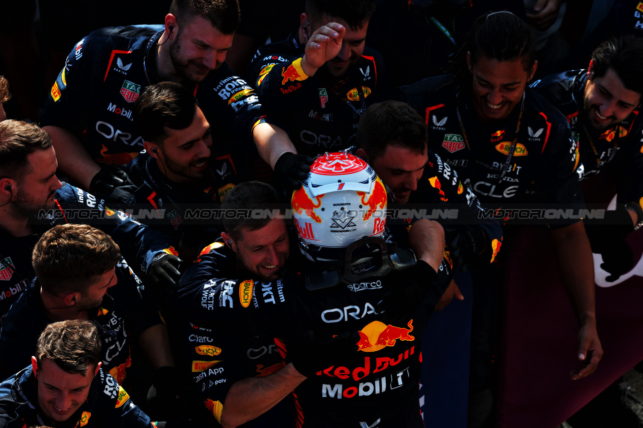 GP UNGHERIA, Gara winner Max Verstappen (NLD) Red Bull Racing celebrates with the team in parc ferme.

23.07.2023. Formula 1 World Championship, Rd 12, Hungarian Grand Prix, Budapest, Hungary, Gara Day.

 - www.xpbimages.com, EMail: requests@xpbimages.com © Copyright: Coates / XPB Images