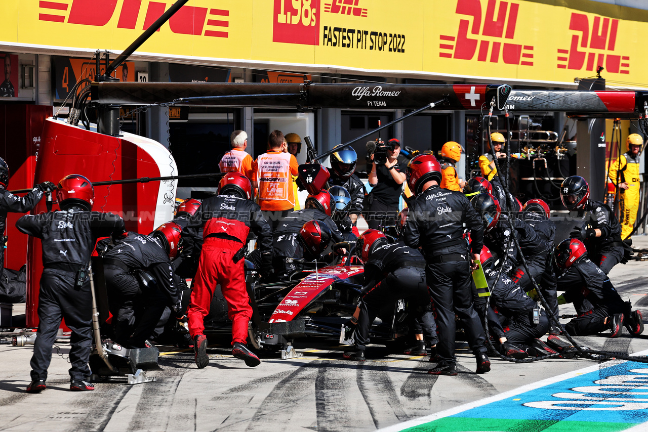 GP UNGHERIA, Valtteri Bottas (FIN) Alfa Romeo F1 Team C43 makes a pit stop.

23.07.2023. Formula 1 World Championship, Rd 12, Hungarian Grand Prix, Budapest, Hungary, Gara Day.

- www.xpbimages.com, EMail: requests@xpbimages.com © Copyright: Moy / XPB Images