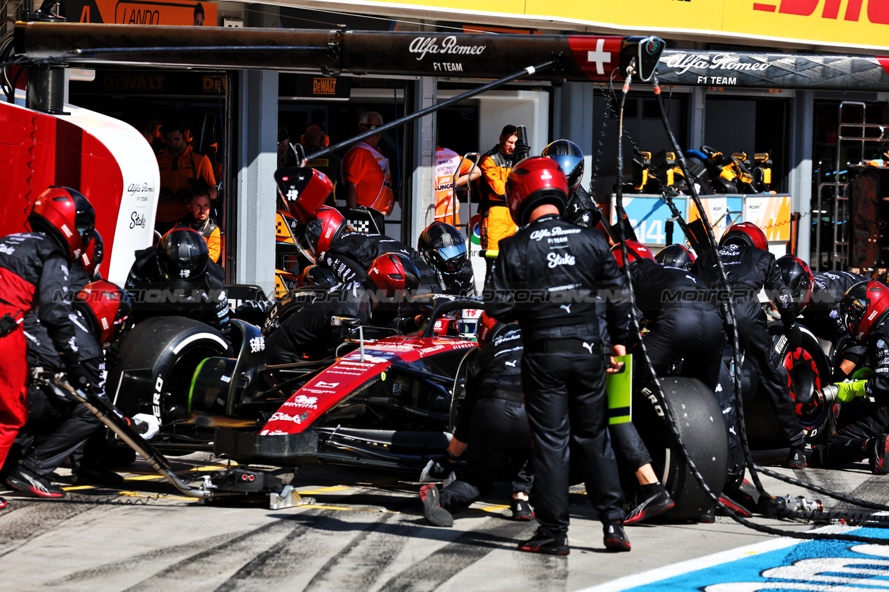 GP UNGHERIA, Zhou Guanyu (CHN) Alfa Romeo F1 Team C43 makes a pit stop.

23.07.2023. Formula 1 World Championship, Rd 12, Hungarian Grand Prix, Budapest, Hungary, Gara Day.

- www.xpbimages.com, EMail: requests@xpbimages.com © Copyright: Moy / XPB Images