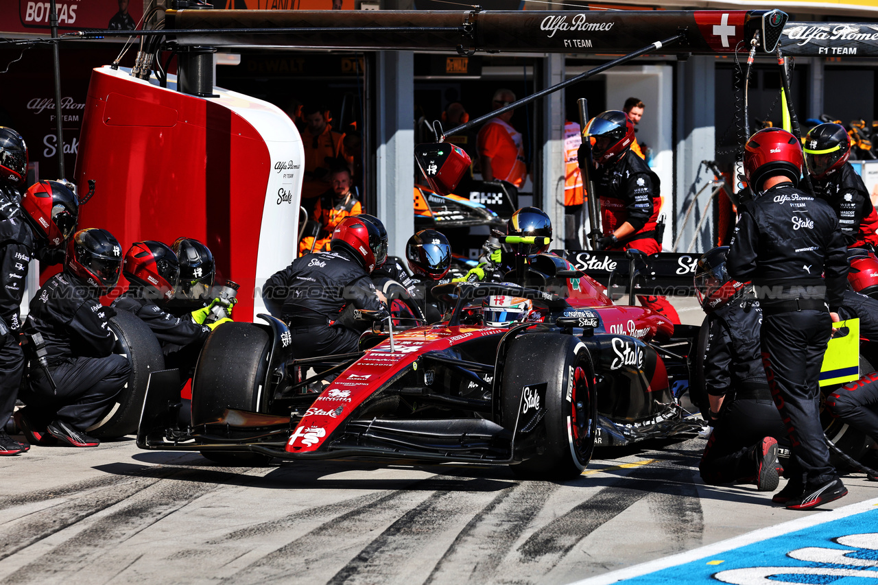 GP UNGHERIA, Zhou Guanyu (CHN) Alfa Romeo F1 Team C43 makes a pit stop.

23.07.2023. Formula 1 World Championship, Rd 12, Hungarian Grand Prix, Budapest, Hungary, Gara Day.

- www.xpbimages.com, EMail: requests@xpbimages.com © Copyright: Moy / XPB Images