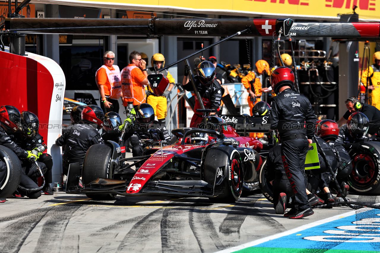 GP UNGHERIA, Valtteri Bottas (FIN) Alfa Romeo F1 Team C43 makes a pit stop.

23.07.2023. Formula 1 World Championship, Rd 12, Hungarian Grand Prix, Budapest, Hungary, Gara Day.

- www.xpbimages.com, EMail: requests@xpbimages.com © Copyright: Moy / XPB Images