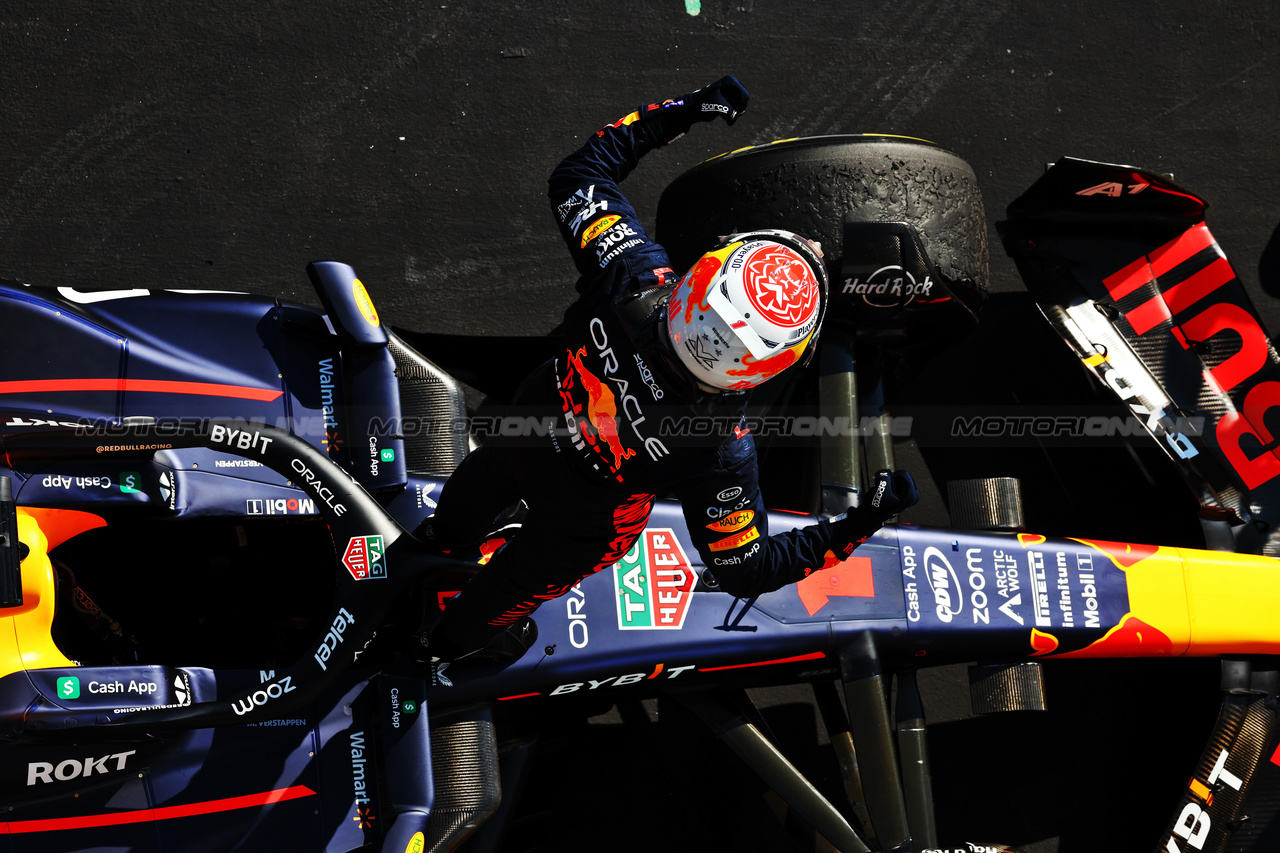 GP UNGHERIA, Gara winner Max Verstappen (NLD) Red Bull Racing RB19 celebrates in parc ferme.

23.07.2023. Formula 1 World Championship, Rd 12, Hungarian Grand Prix, Budapest, Hungary, Gara Day.

 - www.xpbimages.com, EMail: requests@xpbimages.com © Copyright: Coates / XPB Images