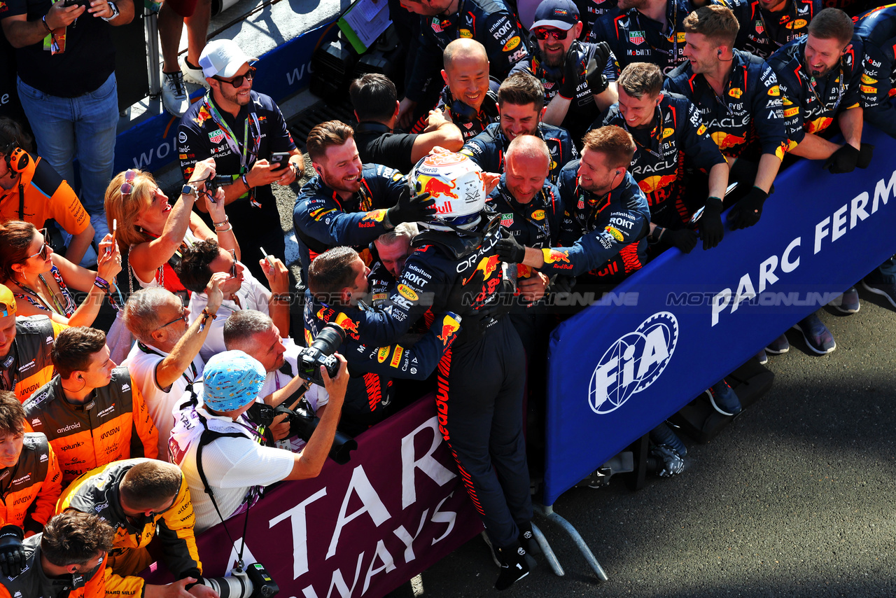 GP UNGHERIA, Gara winner Max Verstappen (NLD) Red Bull Racing celebrates in parc ferme with the team.

23.07.2023. Formula 1 World Championship, Rd 12, Hungarian Grand Prix, Budapest, Hungary, Gara Day.

 - www.xpbimages.com, EMail: requests@xpbimages.com © Copyright: Coates / XPB Images