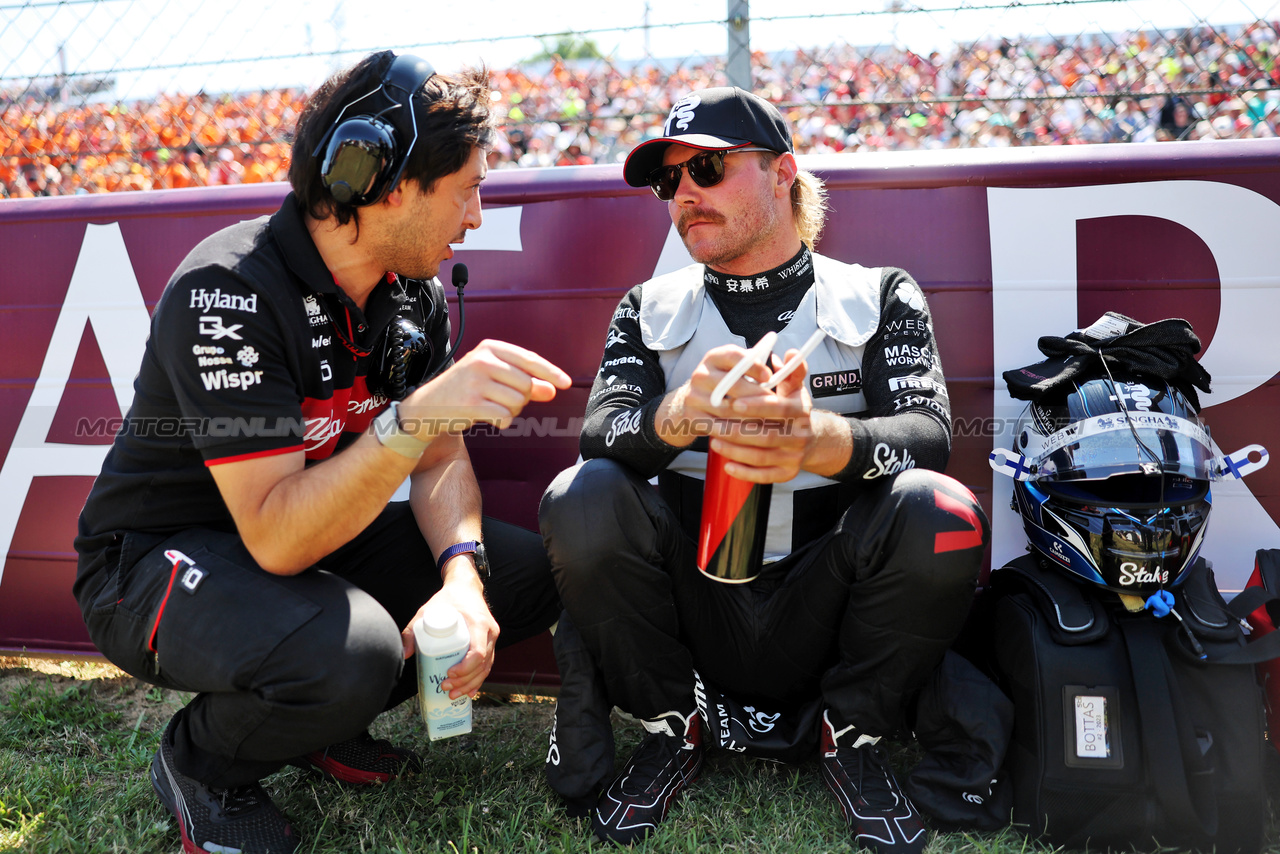 GP UNGHERIA, Valtteri Bottas (FIN) Alfa Romeo F1 Team (Right) with Alexander Chan, Alfa Romeo F1 Team Gara Engineer on the grid.

23.07.2023. Formula 1 World Championship, Rd 12, Hungarian Grand Prix, Budapest, Hungary, Gara Day.

- www.xpbimages.com, EMail: requests@xpbimages.com © Copyright: Bearne / XPB Images