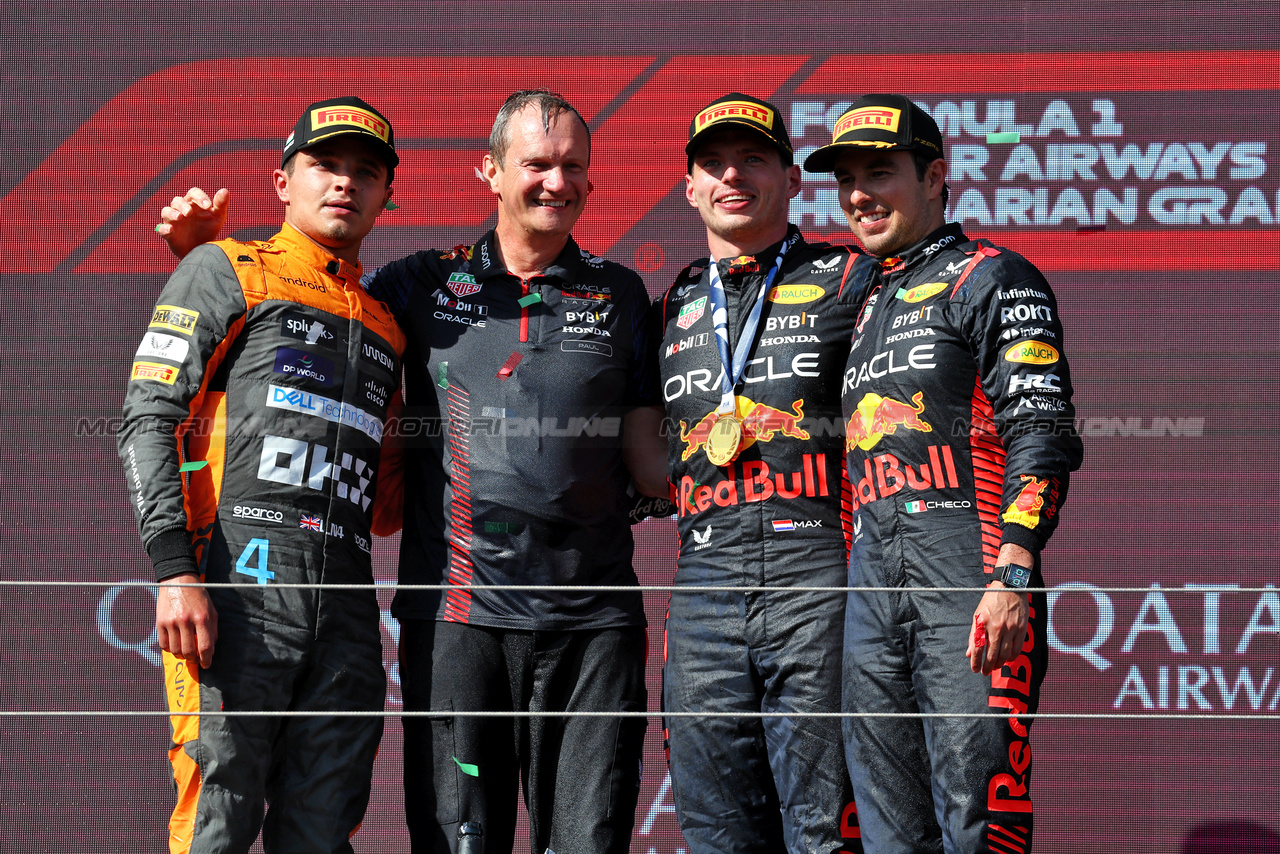 GP UNGHERIA, The podium (L to R): Lando Norris (GBR) McLaren, second; Paul Monaghan (GBR) Red Bull Racing Chief Engineer; Max Verstappen (NLD) Red Bull Racing, vincitore; Sergio Perez (MEX) Red Bull Racing, third.

23.07.2023. Formula 1 World Championship, Rd 12, Hungarian Grand Prix, Budapest, Hungary, Gara Day.

- www.xpbimages.com, EMail: requests@xpbimages.com © Copyright: Moy / XPB Images