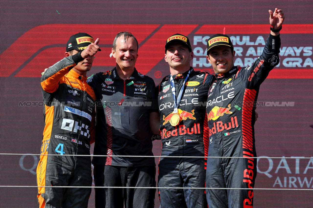 GP UNGHERIA, The podium (L to R): Lando Norris (GBR) McLaren, second; Paul Monaghan (GBR) Red Bull Racing Chief Engineer; Max Verstappen (NLD) Red Bull Racing, vincitore; Sergio Perez (MEX) Red Bull Racing, third.

23.07.2023. Formula 1 World Championship, Rd 12, Hungarian Grand Prix, Budapest, Hungary, Gara Day.

- www.xpbimages.com, EMail: requests@xpbimages.com © Copyright: Moy / XPB Images