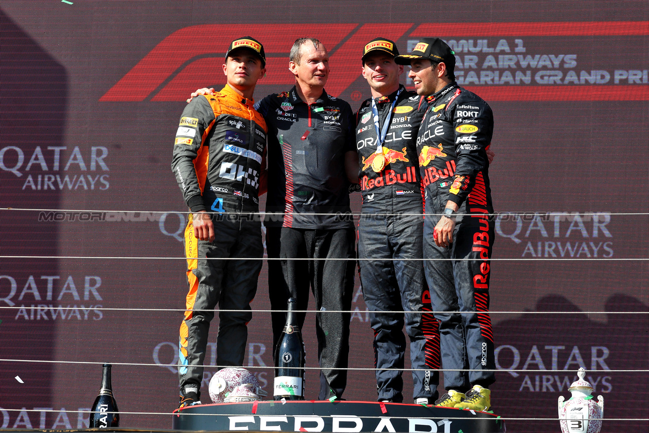 GP UNGHERIA, The podium (L to R): Lando Norris (GBR) McLaren, second; Paul Monaghan (GBR) Red Bull Racing Chief Engineer; Max Verstappen (NLD) Red Bull Racing, vincitore; Sergio Perez (MEX) Red Bull Racing, third.

23.07.2023. Formula 1 World Championship, Rd 12, Hungarian Grand Prix, Budapest, Hungary, Gara Day.

- www.xpbimages.com, EMail: requests@xpbimages.com © Copyright: Moy / XPB Images