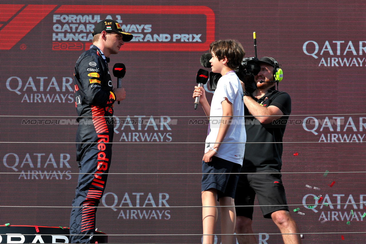 GP UNGHERIA, Gara winner Max Verstappen (NLD) Red Bull Racing on the podium.

23.07.2023. Formula 1 World Championship, Rd 12, Hungarian Grand Prix, Budapest, Hungary, Gara Day.

- www.xpbimages.com, EMail: requests@xpbimages.com © Copyright: Moy / XPB Images