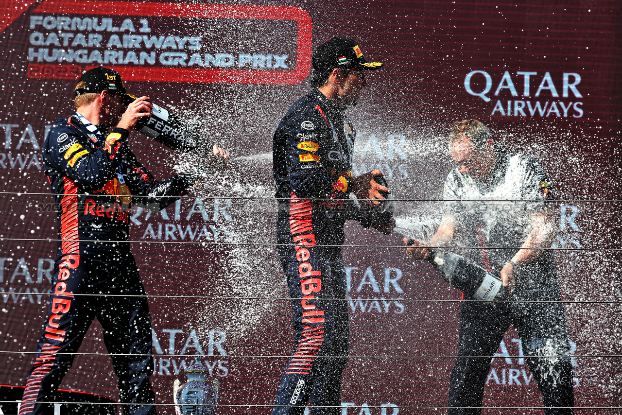 GP UNGHERIA, (L to R): Gara winner Max Verstappen (NLD) Red Bull Racing celebrates on the podium with second placed team mate Sergio Perez (MEX) Red Bull Racing e Paul Monaghan (GBR) Red Bull Racing Chief Engineer.

23.07.2023. Formula 1 World Championship, Rd 12, Hungarian Grand Prix, Budapest, Hungary, Gara Day.

- www.xpbimages.com, EMail: requests@xpbimages.com © Copyright: Moy / XPB Images