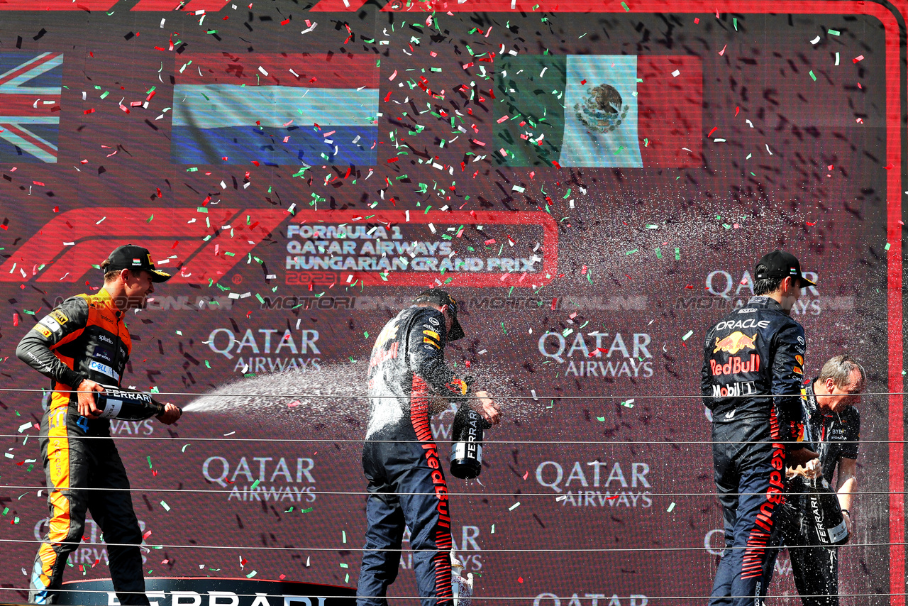 GP UNGHERIA, The podium (L to R): Lando Norris (GBR) McLaren, second; Max Verstappen (NLD) Red Bull Racing, vincitore; Sergio Perez (MEX) Red Bull Racing, third; Paul Monaghan (GBR) Red Bull Racing Chief Engineer.

23.07.2023. Formula 1 World Championship, Rd 12, Hungarian Grand Prix, Budapest, Hungary, Gara Day.

- www.xpbimages.com, EMail: requests@xpbimages.com © Copyright: Moy / XPB Images