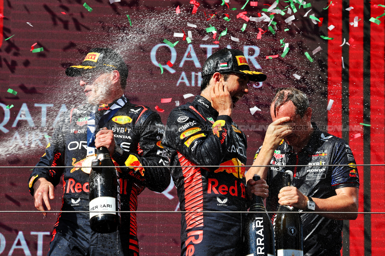 GP UNGHERIA, (L to R): Gara winner Max Verstappen (NLD) Red Bull Racing celebrates on the podium with second placed team mate Sergio Perez (MEX) Red Bull Racing e Paul Monaghan (GBR) Red Bull Racing Chief Engineer.

23.07.2023. Formula 1 World Championship, Rd 12, Hungarian Grand Prix, Budapest, Hungary, Gara Day.

- www.xpbimages.com, EMail: requests@xpbimages.com © Copyright: Moy / XPB Images