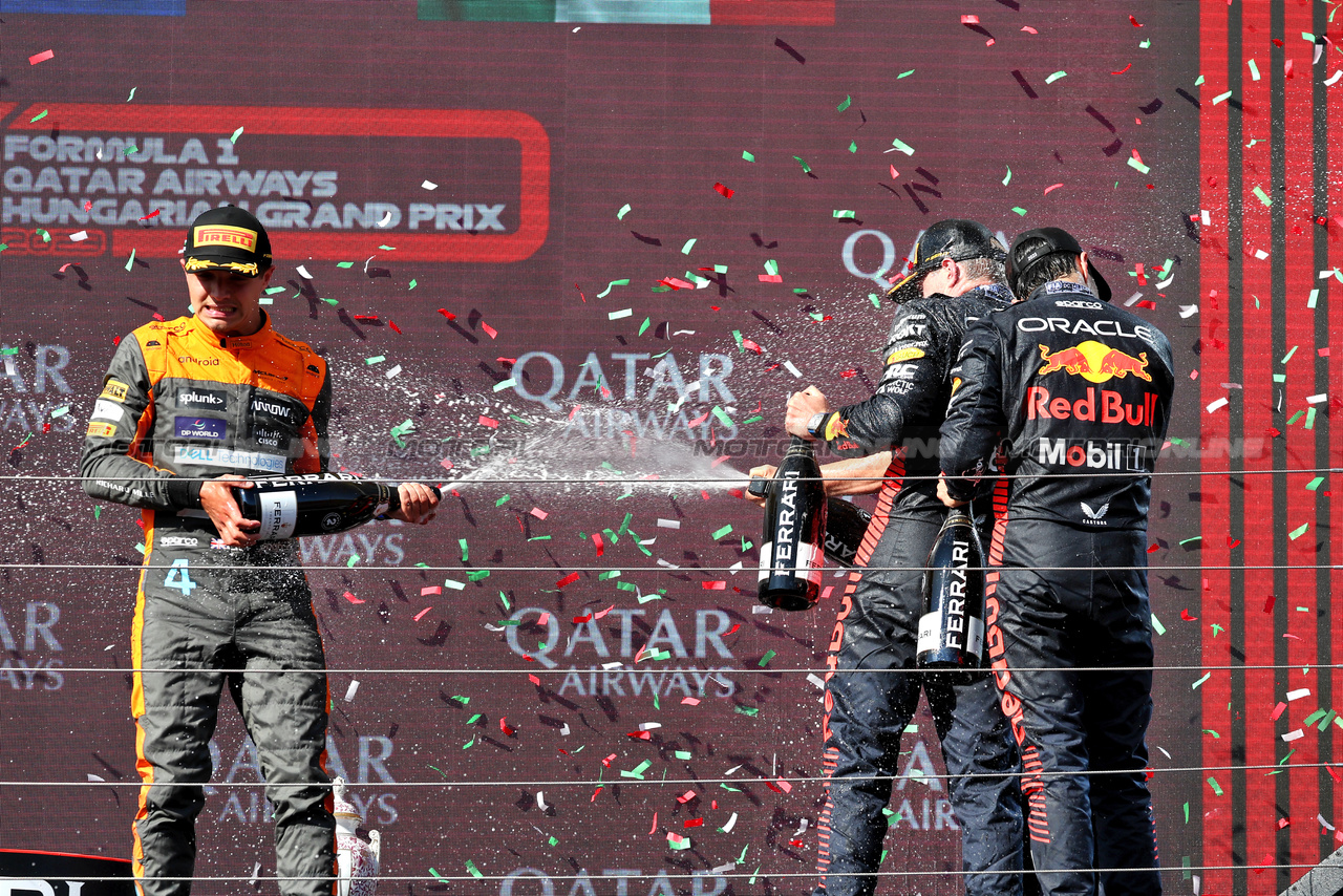 GP UNGHERIA, The podium (L to R): Lando Norris (GBR) McLaren, second; Max Verstappen (NLD) Red Bull Racing, vincitore; Sergio Perez (MEX) Red Bull Racing, third.

23.07.2023. Formula 1 World Championship, Rd 12, Hungarian Grand Prix, Budapest, Hungary, Gara Day.

- www.xpbimages.com, EMail: requests@xpbimages.com © Copyright: Moy / XPB Images