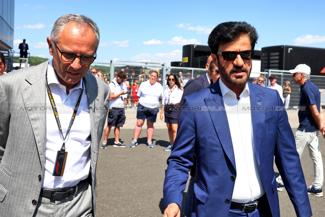 GP UNGHERIA, (L to R): Stefano Domenicali (ITA) Formula One President e CEO with Mohammed Bin Sulayem (UAE) FIA President on the grid.

23.07.2023. Formula 1 World Championship, Rd 12, Hungarian Grand Prix, Budapest, Hungary, Gara Day.

- www.xpbimages.com, EMail: requests@xpbimages.com © Copyright: Bearne / XPB Images