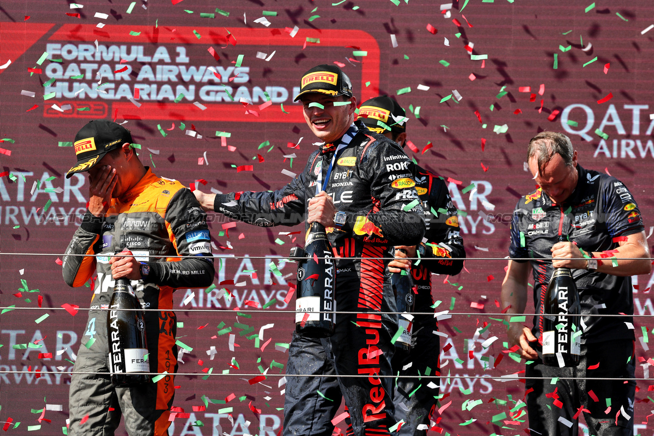 GP UNGHERIA, The podium (L to R): Lando Norris (GBR) McLaren, second; Max Verstappen (NLD) Red Bull Racing, vincitore; Sergio Perez (MEX) Red Bull Racing, third; Paul Monaghan (GBR) Red Bull Racing Chief Engineer.

23.07.2023. Formula 1 World Championship, Rd 12, Hungarian Grand Prix, Budapest, Hungary, Gara Day.

- www.xpbimages.com, EMail: requests@xpbimages.com © Copyright: Moy / XPB Images