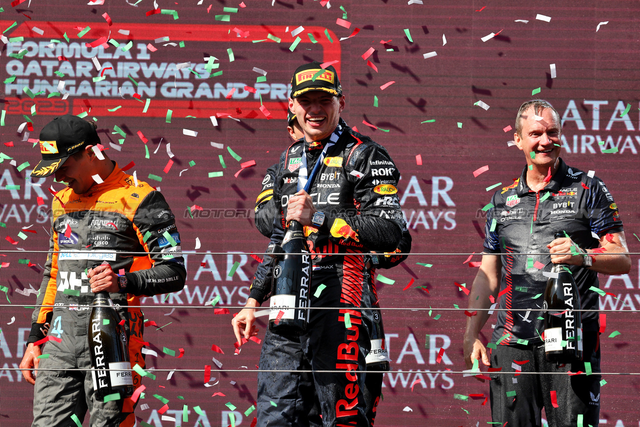 GP UNGHERIA, The podium (L to R): Lando Norris (GBR) McLaren, second; Max Verstappen (NLD) Red Bull Racing, vincitore; Paul Monaghan (GBR) Red Bull Racing Chief Engineer.

23.07.2023. Formula 1 World Championship, Rd 12, Hungarian Grand Prix, Budapest, Hungary, Gara Day.

- www.xpbimages.com, EMail: requests@xpbimages.com © Copyright: Moy / XPB Images