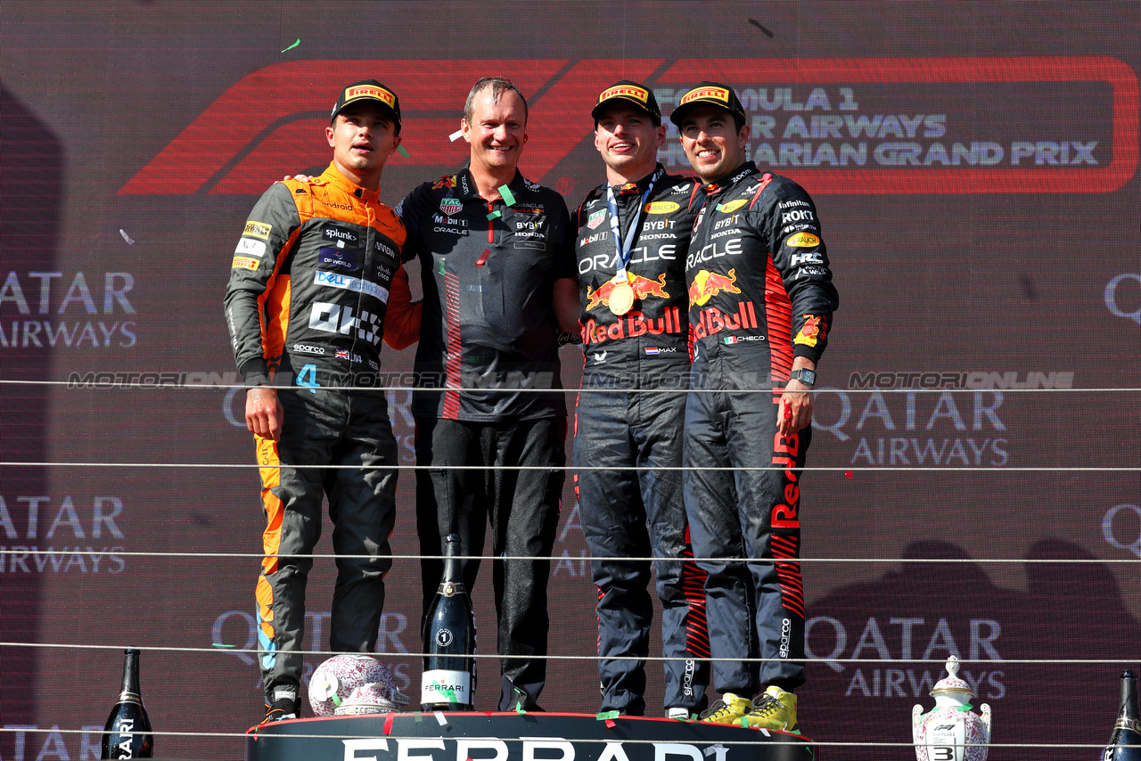 GP UNGHERIA, The podium (L to R): Lando Norris (GBR) McLaren, second; Paul Monaghan (GBR) Red Bull Racing Chief Engineer; Max Verstappen (NLD) Red Bull Racing, vincitore; Sergio Perez (MEX) Red Bull Racing, third.

23.07.2023. Formula 1 World Championship, Rd 12, Hungarian Grand Prix, Budapest, Hungary, Gara Day.

- www.xpbimages.com, EMail: requests@xpbimages.com © Copyright: Moy / XPB Images