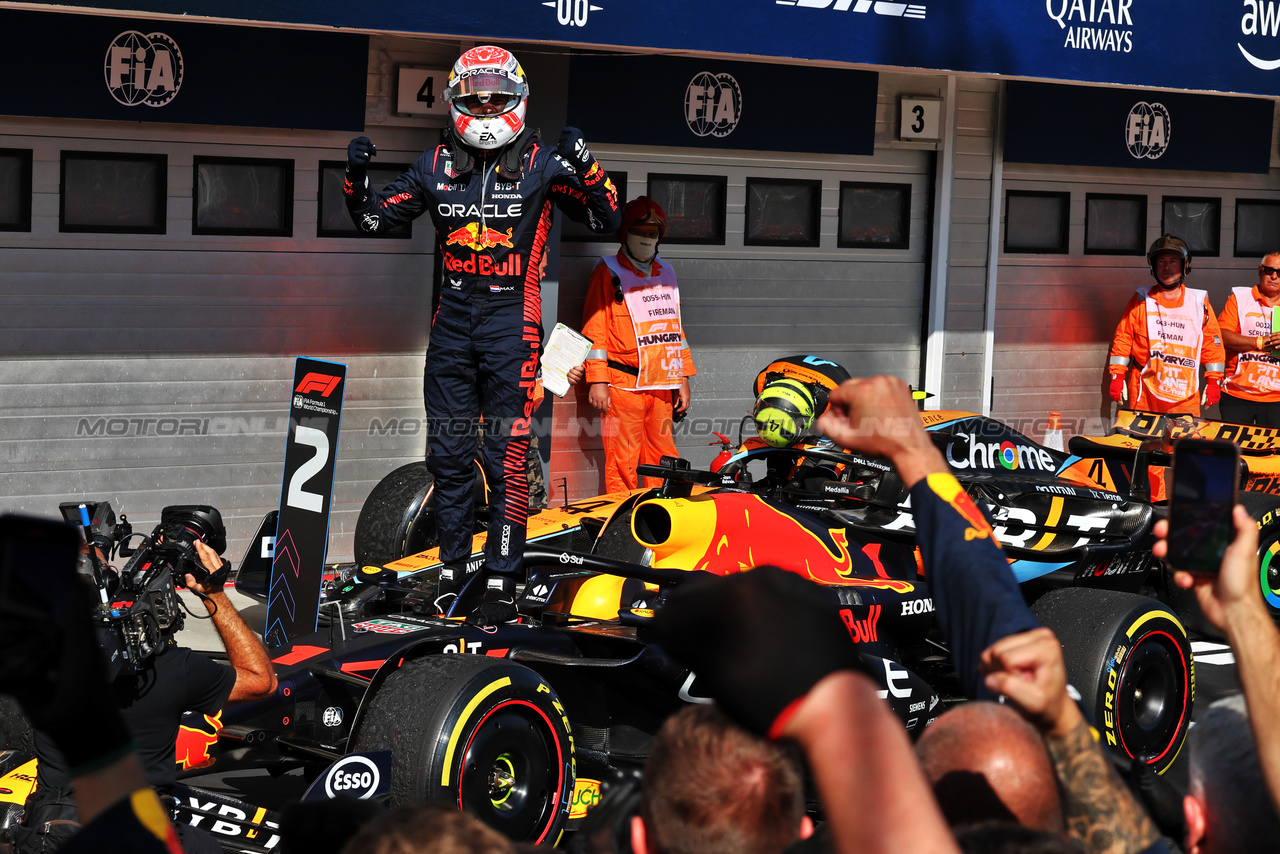 GP UNGHERIA, Gara winner Max Verstappen (NLD) Red Bull Racing RB19 celebrates in parc ferme.

23.07.2023. Formula 1 World Championship, Rd 12, Hungarian Grand Prix, Budapest, Hungary, Gara Day.

- www.xpbimages.com, EMail: requests@xpbimages.com © Copyright: Moy / XPB Images