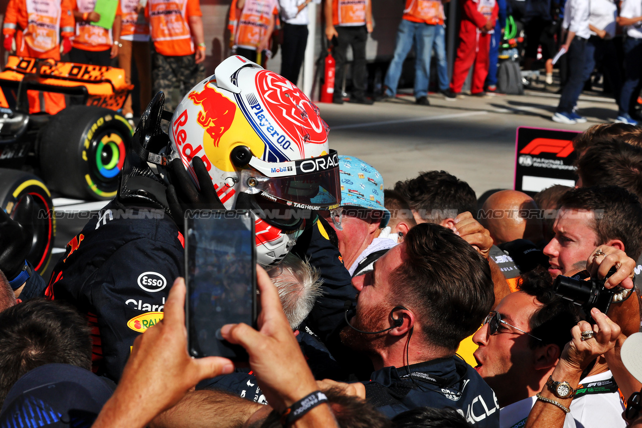 GP UNGHERIA, Gara winner Max Verstappen (NLD) Red Bull Racing celebrates in parc ferme with the team.

23.07.2023. Formula 1 World Championship, Rd 12, Hungarian Grand Prix, Budapest, Hungary, Gara Day.

- www.xpbimages.com, EMail: requests@xpbimages.com © Copyright: Moy / XPB Images