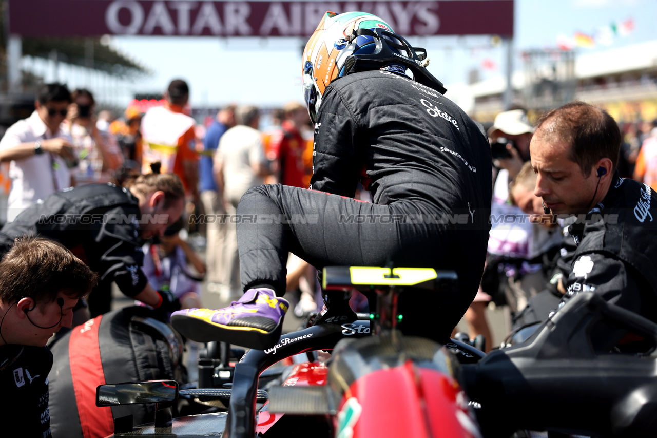 GP UNGHERIA, Zhou Guanyu (CHN) Alfa Romeo F1 Team C43 on the grid.

23.07.2023. Formula 1 World Championship, Rd 12, Hungarian Grand Prix, Budapest, Hungary, Gara Day.

- www.xpbimages.com, EMail: requests@xpbimages.com © Copyright: Bearne / XPB Images