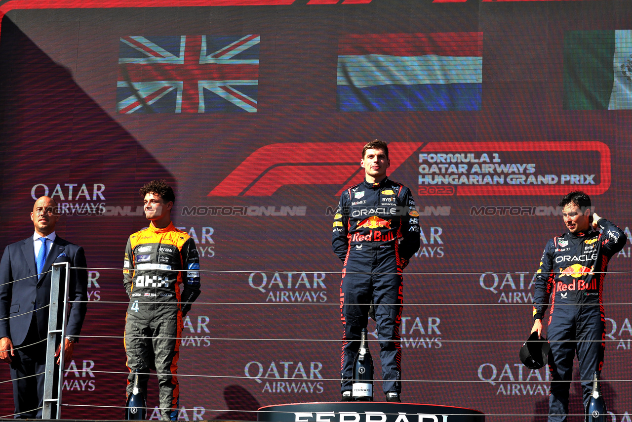 GP UNGHERIA, The podium (L to R): Lando Norris (GBR) McLaren, second; Max Verstappen (NLD) Red Bull Racing, vincitore; Sergio Perez (MEX) Red Bull Racing, third.

23.07.2023. Formula 1 World Championship, Rd 12, Hungarian Grand Prix, Budapest, Hungary, Gara Day.

- www.xpbimages.com, EMail: requests@xpbimages.com © Copyright: Moy / XPB Images