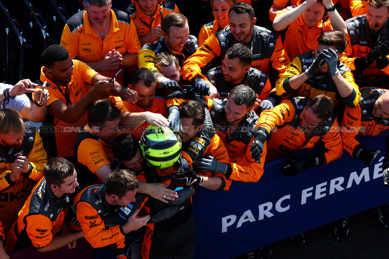 GP UNGHERIA, Lando Norris (GBR) McLaren celebrates his second position with the team in parc ferme.

23.07.2023. Formula 1 World Championship, Rd 12, Hungarian Grand Prix, Budapest, Hungary, Gara Day.

 - www.xpbimages.com, EMail: requests@xpbimages.com © Copyright: Coates / XPB Images
