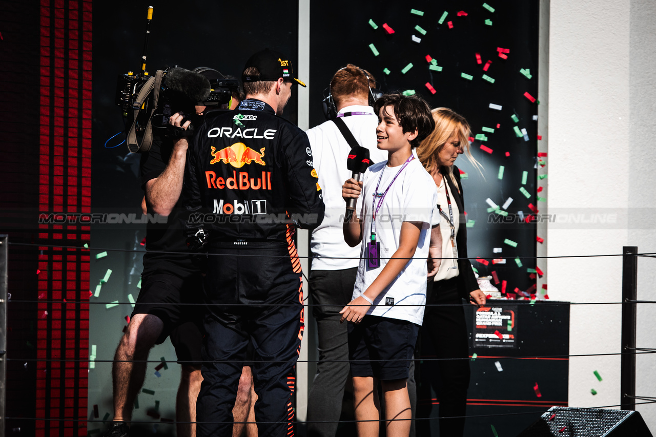 GP UNGHERIA, Gara winner Max Verstappen (NLD) Red Bull Racing on the podium.

23.07.2023. Formula 1 World Championship, Rd 12, Hungarian Grand Prix, Budapest, Hungary, Gara Day.

- www.xpbimages.com, EMail: requests@xpbimages.com © Copyright: Bearne / XPB Images