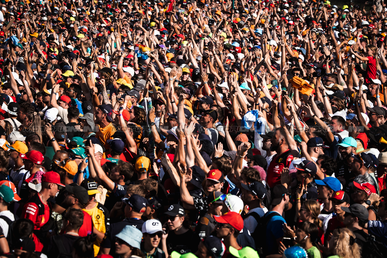 GP UNGHERIA, Circuit Atmosfera - fans at the podium.

23.07.2023. Formula 1 World Championship, Rd 12, Hungarian Grand Prix, Budapest, Hungary, Gara Day.

- www.xpbimages.com, EMail: requests@xpbimages.com © Copyright: Bearne / XPB Images