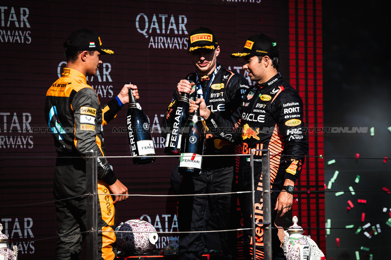 GP UNGHERIA, The podium (L to R): Lando Norris (GBR) McLaren, second; Max Verstappen (NLD) Red Bull Racing, vincitore; Sergio Perez (MEX) Red Bull Racing, third.

23.07.2023. Formula 1 World Championship, Rd 12, Hungarian Grand Prix, Budapest, Hungary, Gara Day.

- www.xpbimages.com, EMail: requests@xpbimages.com © Copyright: Bearne / XPB Images