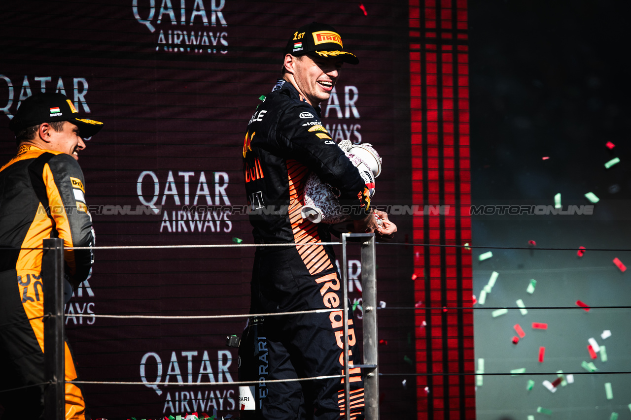 GP UNGHERIA, Gara winner Max Verstappen (NLD) Red Bull Racing celebrates on the podium.

23.07.2023. Formula 1 World Championship, Rd 12, Hungarian Grand Prix, Budapest, Hungary, Gara Day.

- www.xpbimages.com, EMail: requests@xpbimages.com © Copyright: Bearne / XPB Images