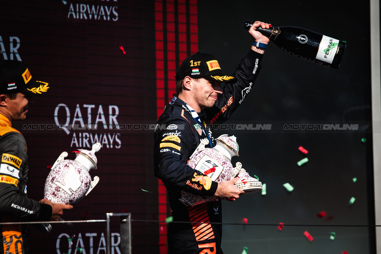 GP UNGHERIA, Gara winner Max Verstappen (NLD) Red Bull Racing celebrates on the podium.

23.07.2023. Formula 1 World Championship, Rd 12, Hungarian Grand Prix, Budapest, Hungary, Gara Day.

- www.xpbimages.com, EMail: requests@xpbimages.com © Copyright: Bearne / XPB Images