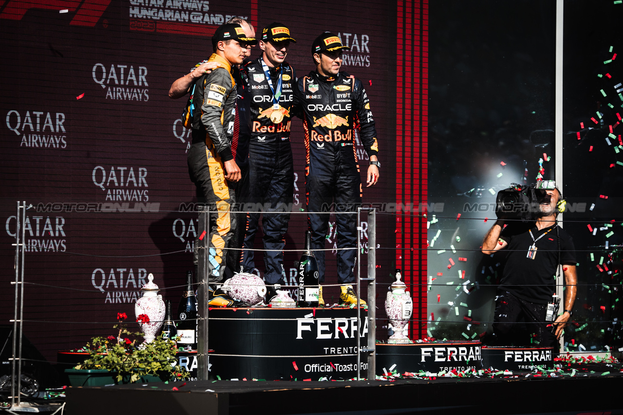 GP UNGHERIA, The podium (L to R): Lando Norris (GBR) McLaren, second; Paul Monaghan (GBR) Red Bull Racing Chief Engineer; Max Verstappen (NLD) Red Bull Racing, vincitore; Sergio Perez (MEX) Red Bull Racing, third.

23.07.2023. Formula 1 World Championship, Rd 12, Hungarian Grand Prix, Budapest, Hungary, Gara Day.

- www.xpbimages.com, EMail: requests@xpbimages.com © Copyright: Bearne / XPB Images