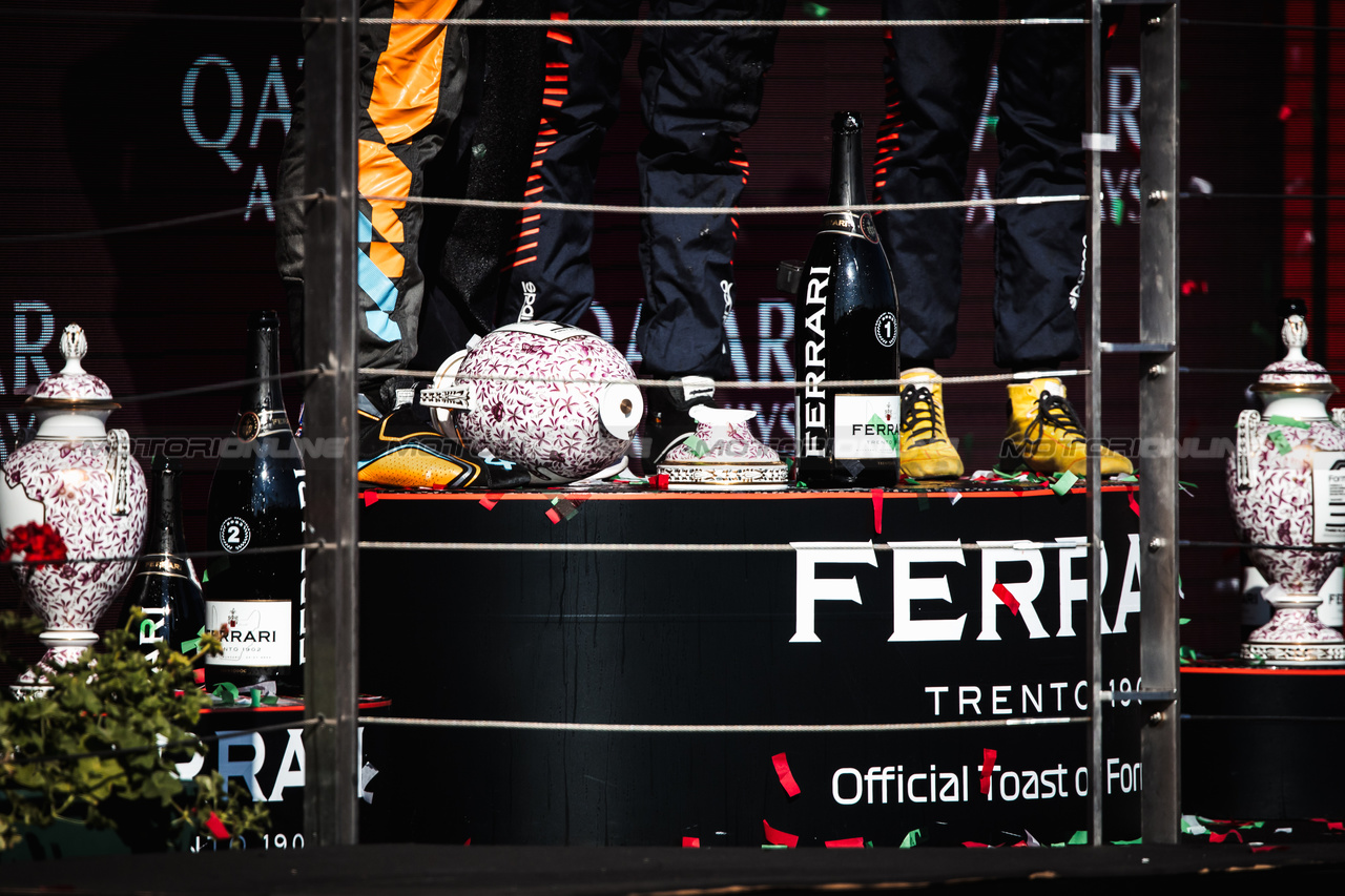 GP UNGHERIA, The broken trophy of vincitore Max Verstappen (NLD) Red Bull Racing on the podium.

23.07.2023. Formula 1 World Championship, Rd 12, Hungarian Grand Prix, Budapest, Hungary, Gara Day.

- www.xpbimages.com, EMail: requests@xpbimages.com © Copyright: Bearne / XPB Images