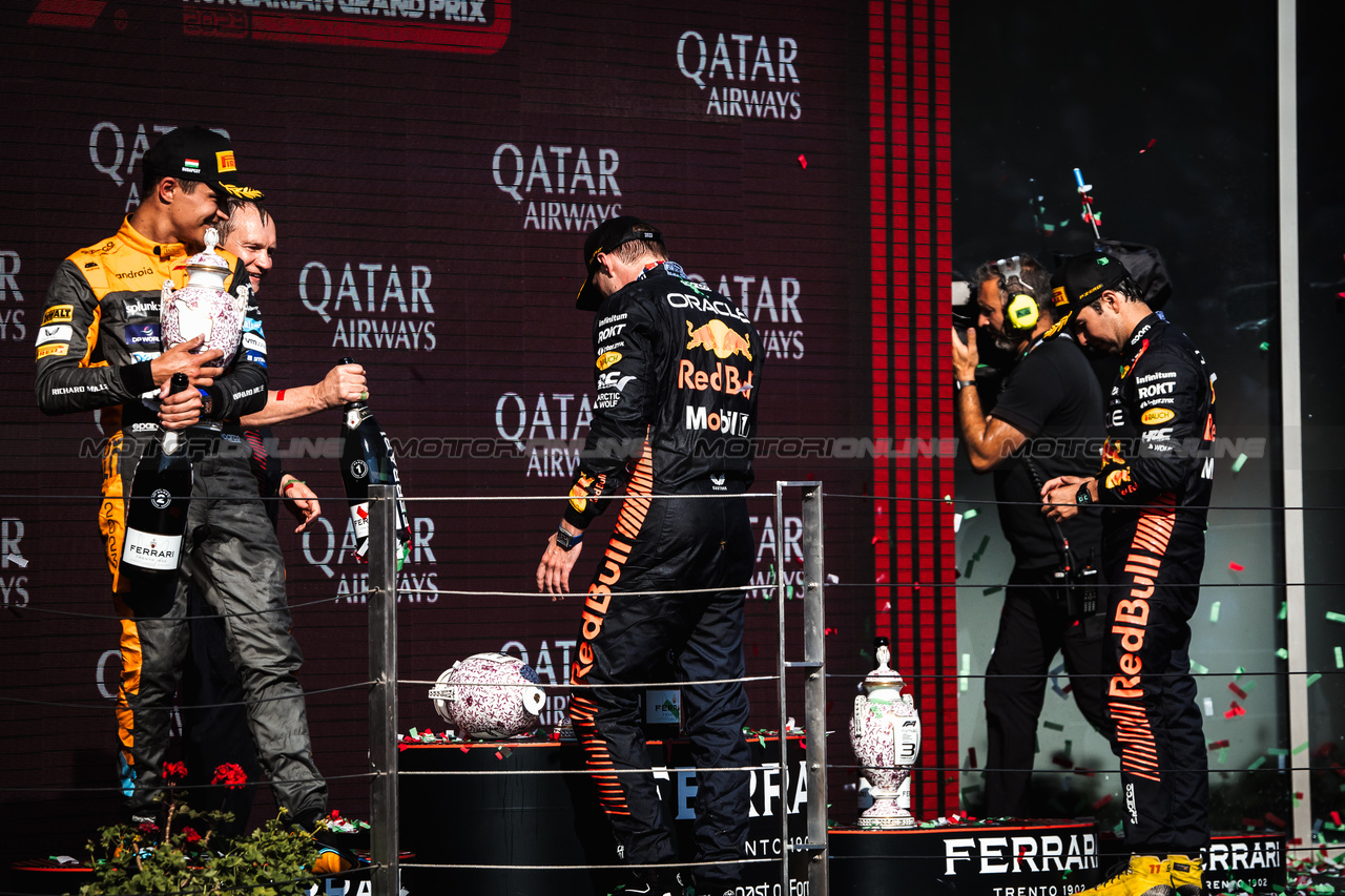 GP UNGHERIA, The podium (L to R): Lando Norris (GBR) McLaren, second; Max Verstappen (NLD) Red Bull Racing, vincitore; Sergio Perez (MEX) Red Bull Racing, third.

23.07.2023. Formula 1 World Championship, Rd 12, Hungarian Grand Prix, Budapest, Hungary, Gara Day.

- www.xpbimages.com, EMail: requests@xpbimages.com © Copyright: Bearne / XPB Images