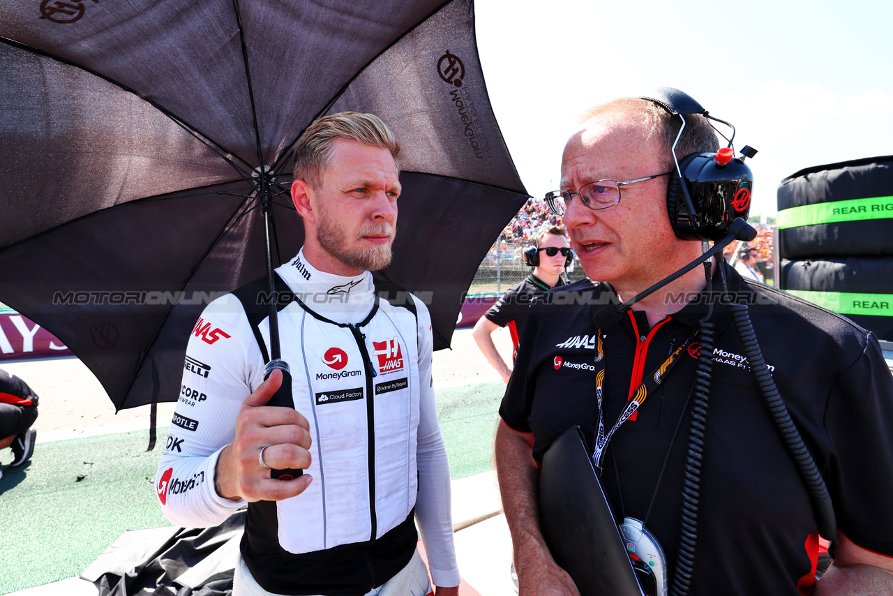 GP UNGHERIA, (L to R): Kevin Magnussen (DEN) Haas F1 Team with Mark Slade (GBR) Haas F1 Team Gara Engineer on the grid.

23.07.2023. Formula 1 World Championship, Rd 12, Hungarian Grand Prix, Budapest, Hungary, Gara Day.

 - www.xpbimages.com, EMail: requests@xpbimages.com © Copyright: Coates / XPB Images