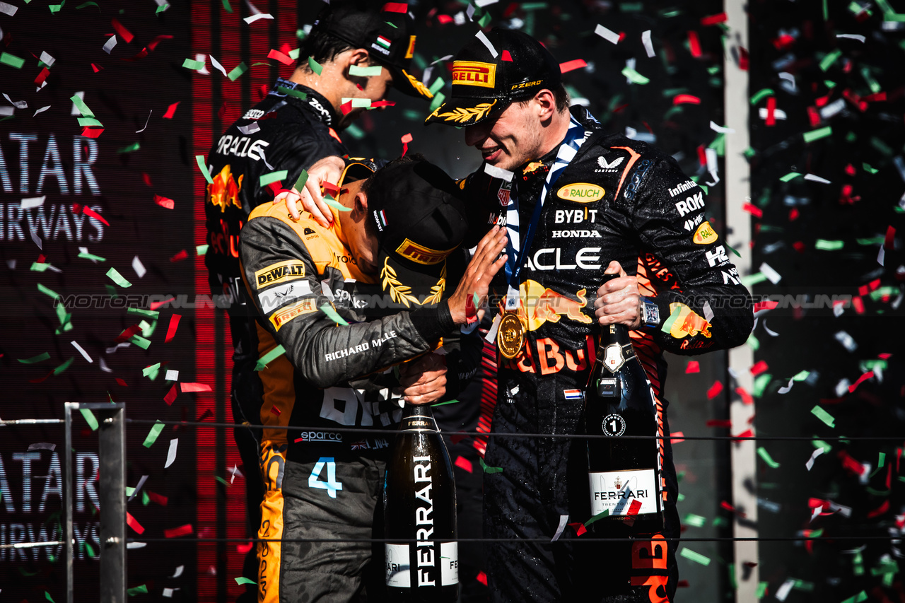 GP UNGHERIA, Lando Norris (GBR) McLaren celebrates his second position on the podium with vincitore Max Verstappen (NLD) Red Bull Racing.

23.07.2023. Formula 1 World Championship, Rd 12, Hungarian Grand Prix, Budapest, Hungary, Gara Day.

- www.xpbimages.com, EMail: requests@xpbimages.com © Copyright: Bearne / XPB Images