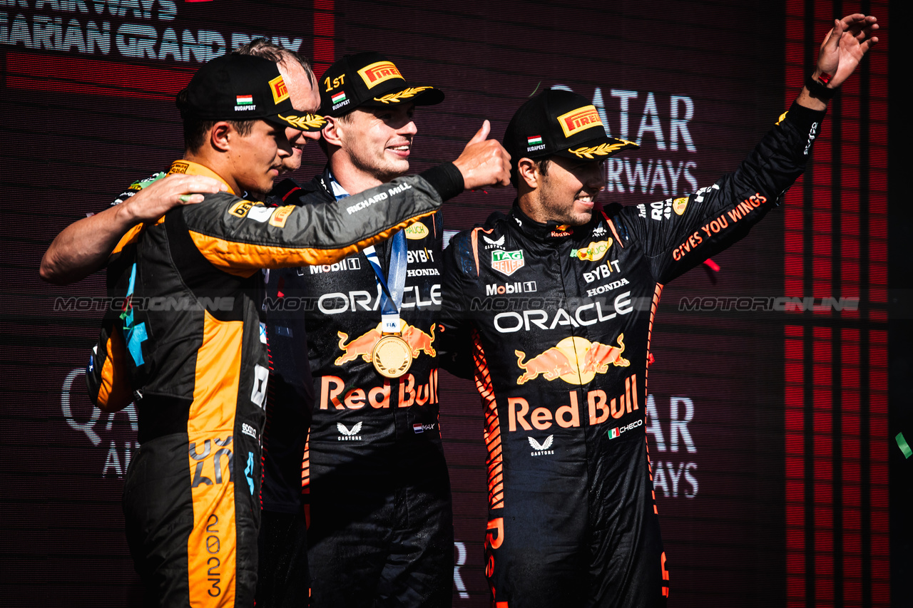 GP UNGHERIA, The podium (L to R): Lando Norris (GBR) McLaren, second; Paul Monaghan (GBR) Red Bull Racing Chief Engineer; Max Verstappen (NLD) Red Bull Racing, vincitore; Sergio Perez (MEX) Red Bull Racing, third.

23.07.2023. Formula 1 World Championship, Rd 12, Hungarian Grand Prix, Budapest, Hungary, Gara Day.

- www.xpbimages.com, EMail: requests@xpbimages.com © Copyright: Bearne / XPB Images