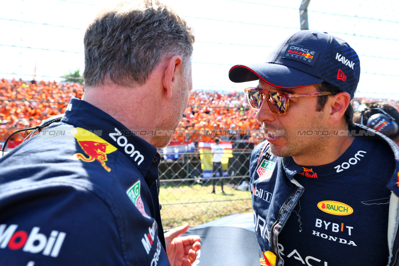 GP UNGHERIA, Sergio Perez (MEX) Red Bull Racing (Right) with Christian Horner (GBR) Red Bull Racing Team Principal on the grid.

23.07.2023. Formula 1 World Championship, Rd 12, Hungarian Grand Prix, Budapest, Hungary, Gara Day.

 - www.xpbimages.com, EMail: requests@xpbimages.com © Copyright: Coates / XPB Images