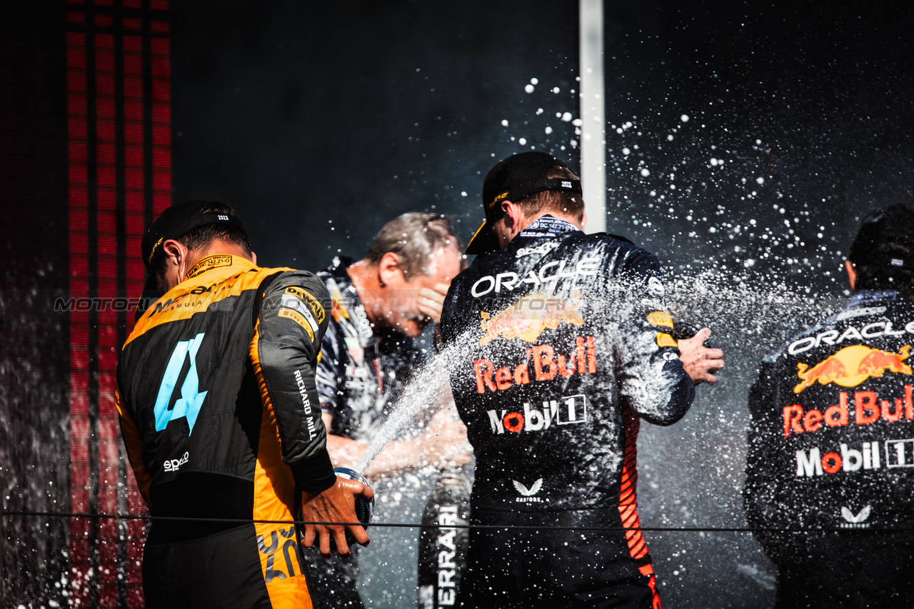 GP UNGHERIA, Lando Norris (GBR) McLaren celebrates his second position on the podium with vincitore Max Verstappen (NLD) Red Bull Racing.

23.07.2023. Formula 1 World Championship, Rd 12, Hungarian Grand Prix, Budapest, Hungary, Gara Day.

- www.xpbimages.com, EMail: requests@xpbimages.com © Copyright: Bearne / XPB Images