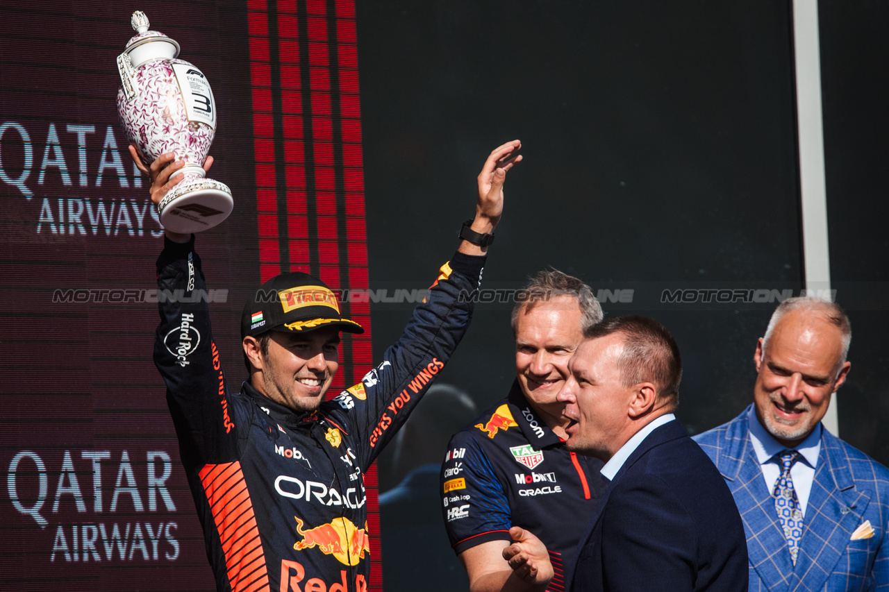 GP UNGHERIA, Sergio Perez (MEX) Red Bull Racing celebrates his third position on the podium.

23.07.2023. Formula 1 World Championship, Rd 12, Hungarian Grand Prix, Budapest, Hungary, Gara Day.

- www.xpbimages.com, EMail: requests@xpbimages.com © Copyright: Bearne / XPB Images