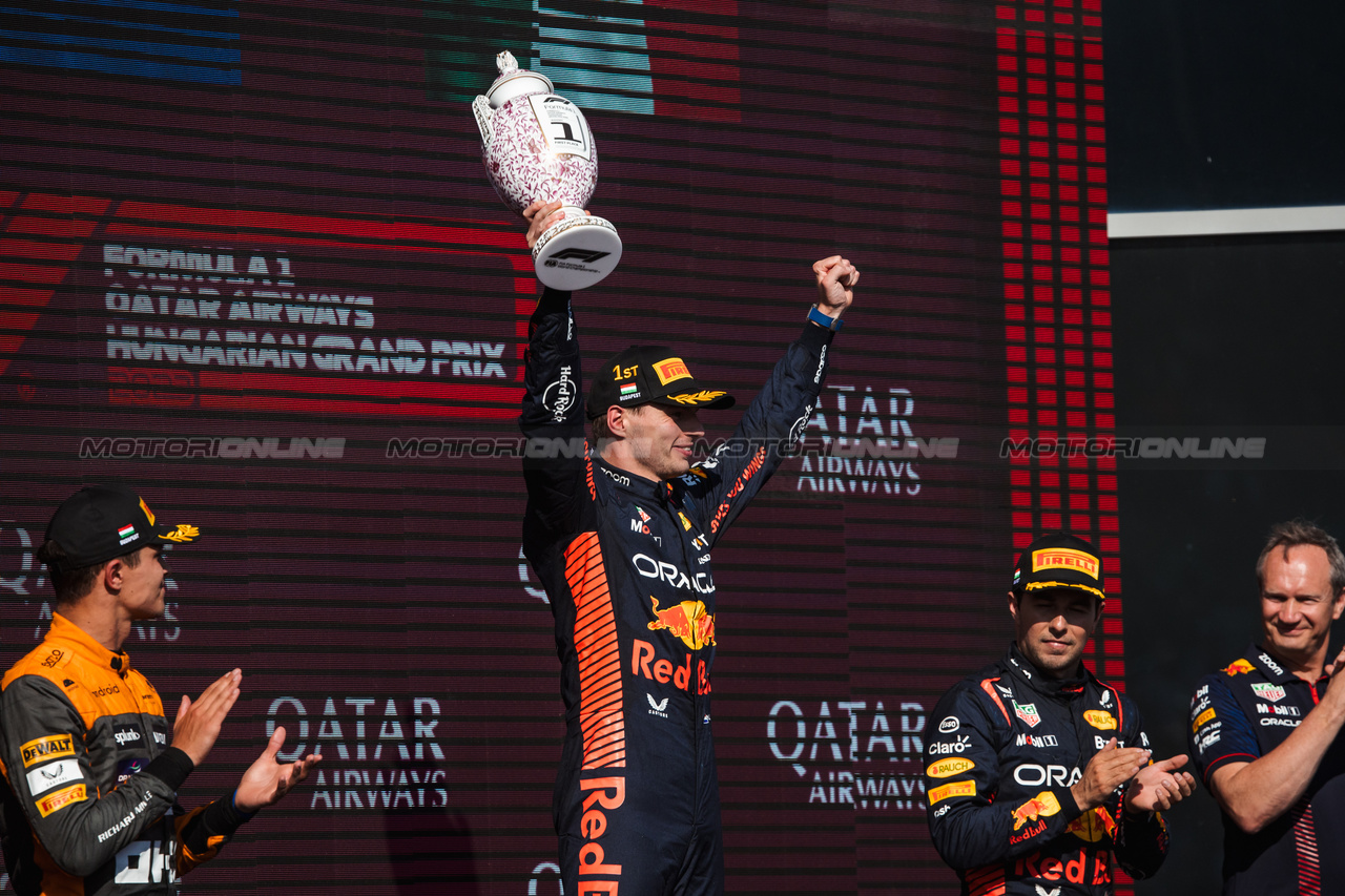 GP UNGHERIA, The podium (L to R): Lando Norris (GBR) McLaren, second; Max Verstappen (NLD) Red Bull Racing, vincitore; Sergio Perez (MEX) Red Bull Racing, third.

23.07.2023. Formula 1 World Championship, Rd 12, Hungarian Grand Prix, Budapest, Hungary, Gara Day.

- www.xpbimages.com, EMail: requests@xpbimages.com © Copyright: Bearne / XPB Images