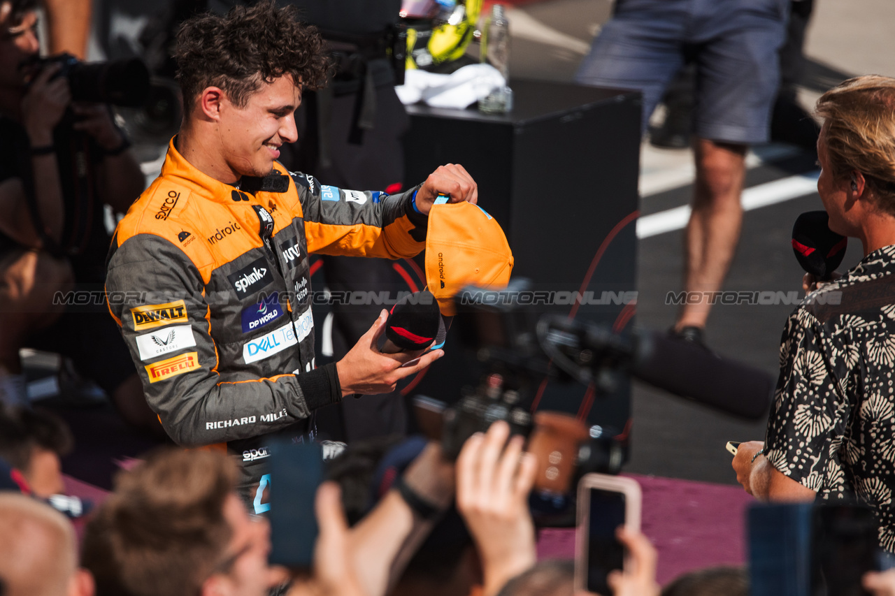 GP UNGHERIA, Lando Norris (GBR) McLaren with Nico Rosberg (GER) in parc ferme.

23.07.2023. Formula 1 World Championship, Rd 12, Hungarian Grand Prix, Budapest, Hungary, Gara Day.

- www.xpbimages.com, EMail: requests@xpbimages.com © Copyright: Bearne / XPB Images